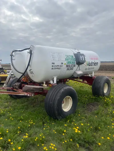 Twin 1000 gal Anhydrous Ammonia tanks on Ramboc wagon. Good condition. Air shut off safety valve. As...