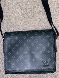 Men's Louis Vuitton messenger side bag