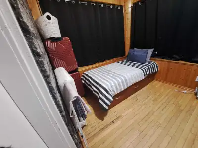 Pour 1st Mai/May Chambre en sous-location – 1er mai – 779 $ Français Belle chambre pour une étudiant...