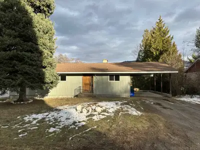 Spacious newly renovated 3 Bedroom 1.5 Bath house for rent in downtown Castlegar. (Just the Main flo...