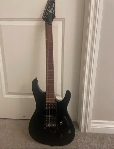 Ibanex S520-WK weathered black electric guitar