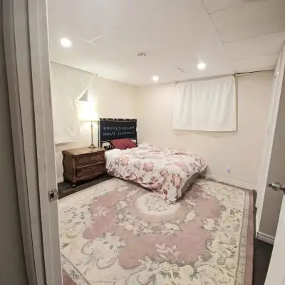 Furnished private bedroom for female in Bonnie doon