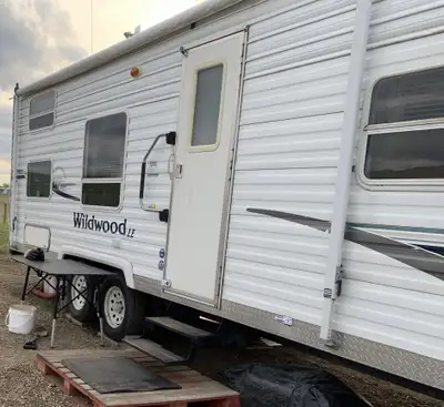 2001 27ft Forester Wildwood Bumper Haul camper, sleeps 9, front bedroom, rear bunk, new double mattr...