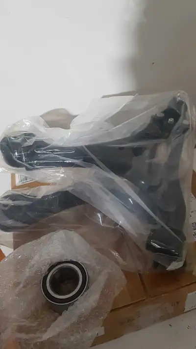 Pièce pour Honda Civic 2007 les tabs avant sont neuf avec ball joint et un bearing ,1 link kit avant...