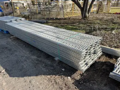 Rampe en acier galvanisé. 5$ le pied linéaire 9" de largeur. 2" de hauteur. 5 pieds de longueur: 25$...