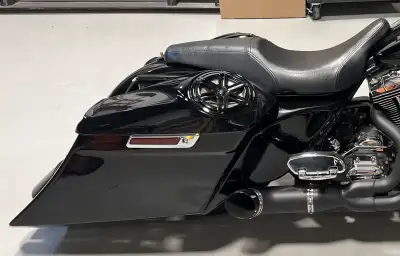 Selling a full 6” stretch saddle bag kit for 1997-2007 touring Harley Davidsons. Painted black. It’s...