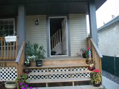 Fully furnished room with queen size bed just bring your personal belongings. Close to Concordia Uni...