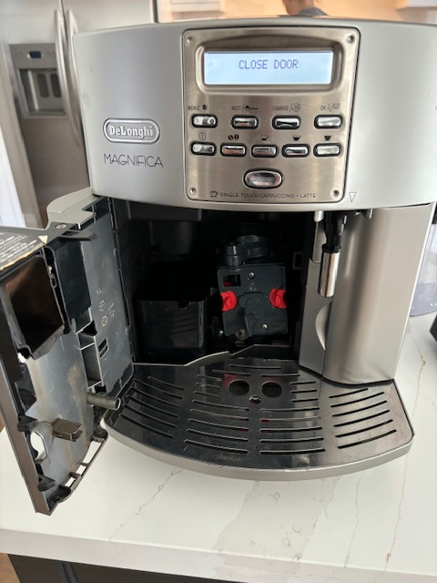 DeLonghi Magnifica ESAM3500 in Coffee Makers in Markham / York Region - Image 4