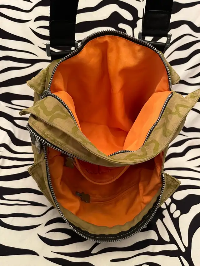 TOUS camouflage nylon tote bag in Women's - Bags & Wallets in City of Toronto - Image 10