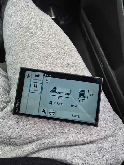 GPS Garmin dans sa boîte avec les accessoires utilisés 2 fois, vraiment pratique pour les camionneur...