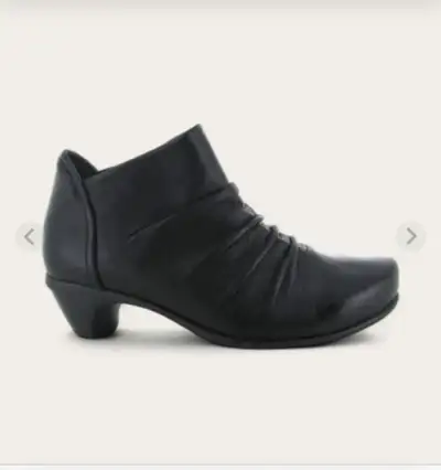NAOT Ladies Boots Black/: 2 inch heels SZ: 39 Euro Width: Narrow to Medium Very classy/ can be worn...
