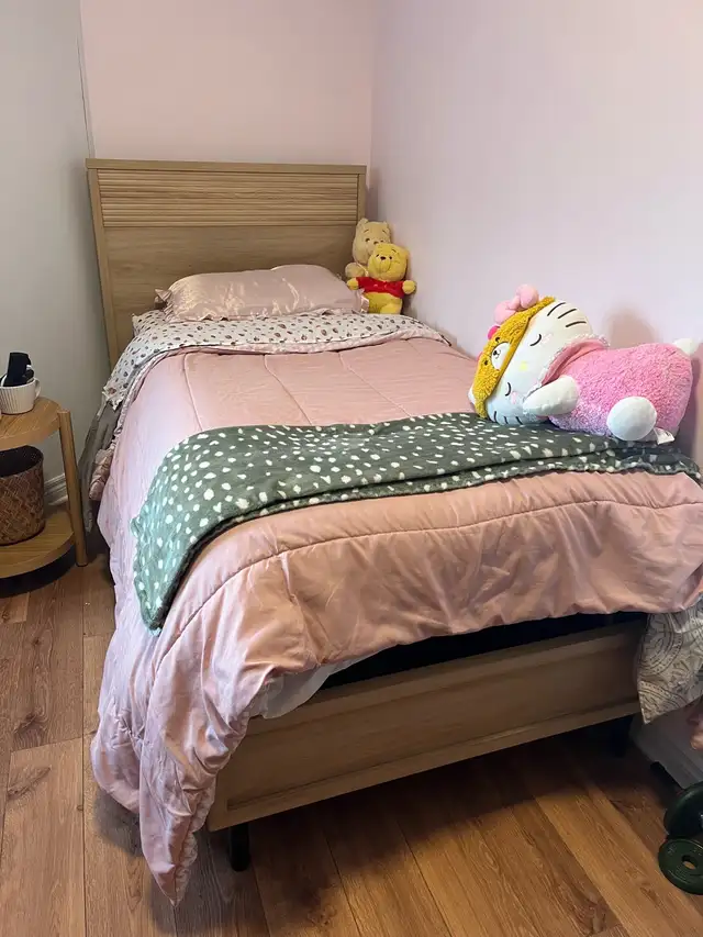 oak wood bed in Beds & Mattresses in City of Montréal - Image 2