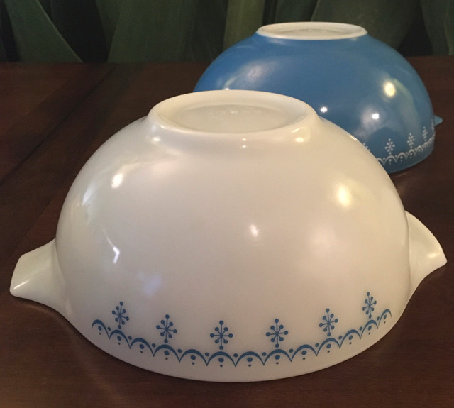 Vintage Pyrex Snowflake Garland Cinderella Bowl Set in Arts & Collectibles in Ottawa - Image 4