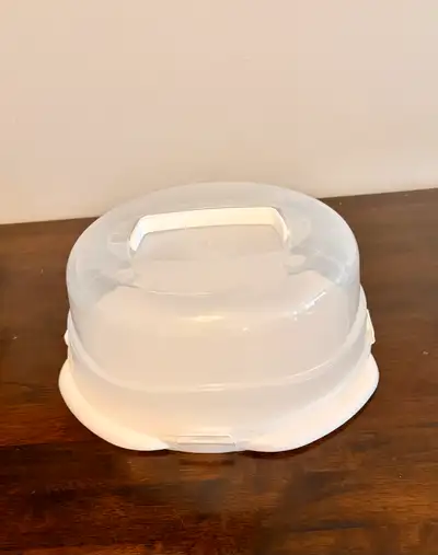 White cake carrier with domed lid, built-in handle and secure clips. Great for transporting cakes, c...