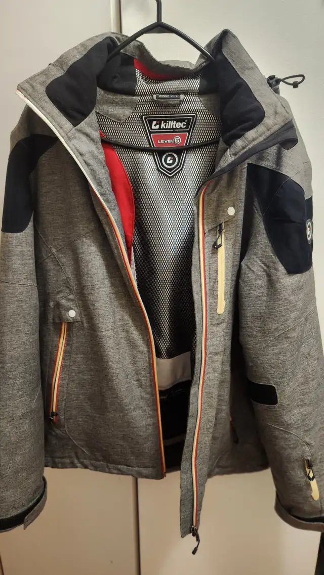 Ski/Winter Jacket in Multi-item in Victoria - Image 2