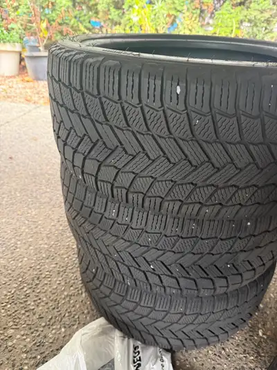 These Michelin 235/40R19 winter tires feature a reliable tread pattern designed for excellent grip i...