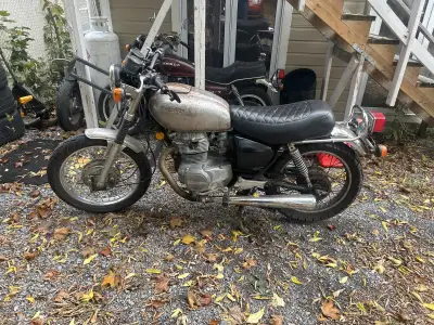 Moto Honda ça 1978 80 82 Une fonctionnelle les 2 autre pour pièce de rechange besoin d’ajuster le ca...