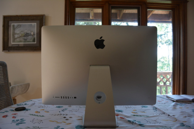 Apple iMac Enhanced Graphics Model in Desktop Computers in Calgary - Image 2