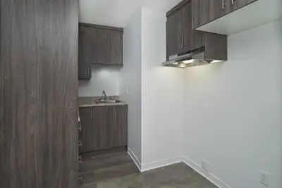 Un 3 1/2 libre pour une cession de bail jusqu'à 30 avril 2026 et puis un nouveau bail à 925$ à parti...