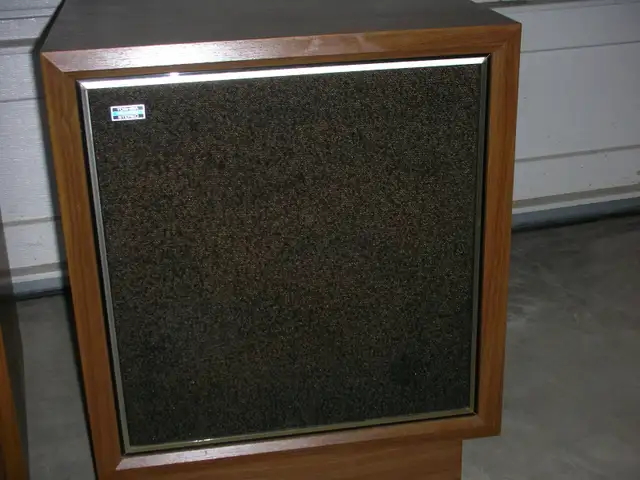 Pair of Vintage Toshiba Stereo Speakers in Speakers in Calgary - Image 5