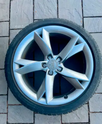My much loved 2012 A5 is gone but I had these beauties in storage. Original Audi “Y” wheels with hub...