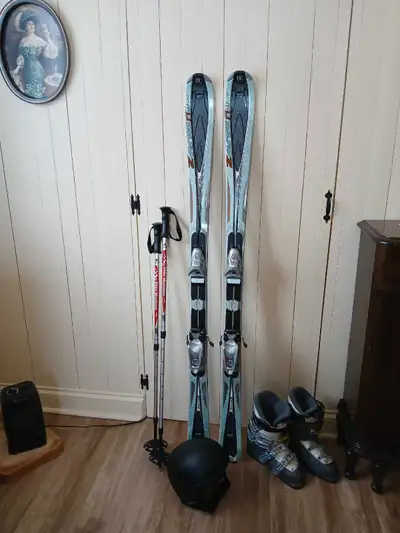 Skis rossignol paraboliques 154 pouces. Fixations rossignoles. Bottes Salomon Irony pointure 6. Bâto...