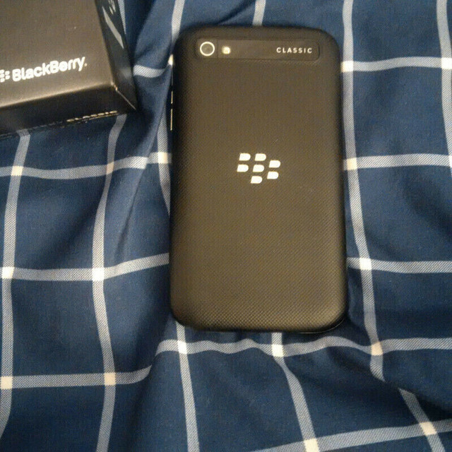 Like new BlackBerry Unlocked Classic Q20 dans Téléphones cellulaires  à Laval/Rive Nord - Image 2