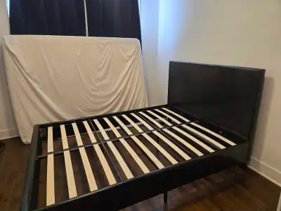 Queen + matelas en bon état à vendre, View more