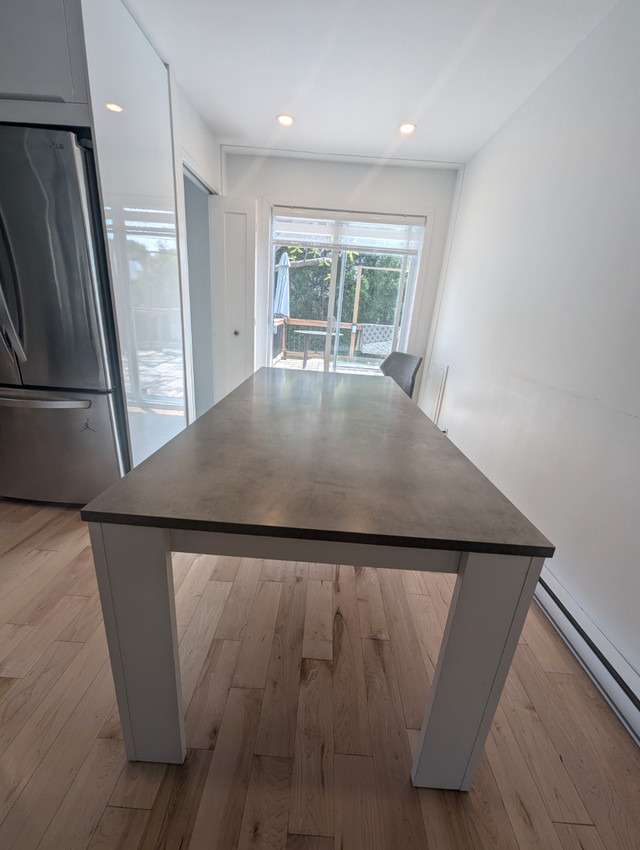 Table à manger - structube dans Mobilier de salle à manger et cuisine  à Ville de Montréal - Image 2