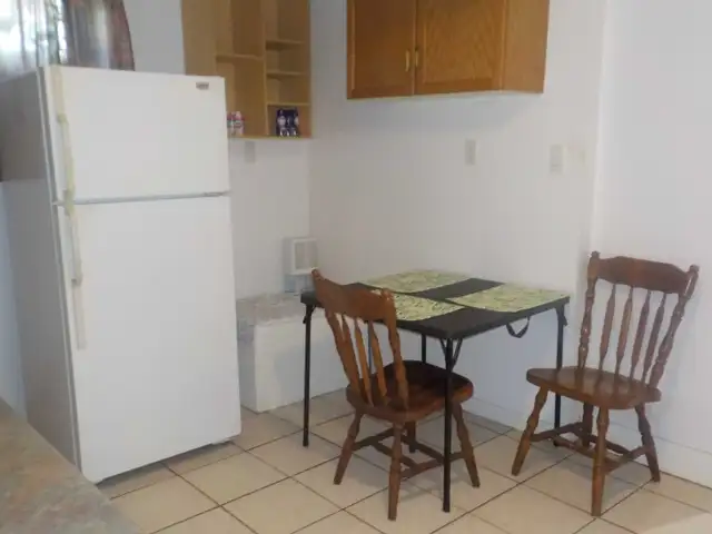 Apartment one bedroom lower unit Fort Erie63235805168257122
