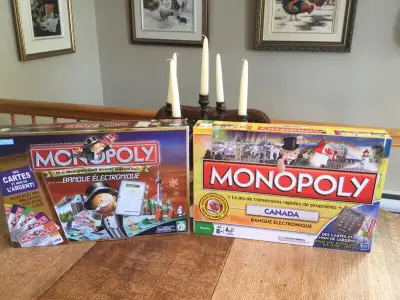 2 jeux complets MONOPOLY avec cartes de GUICHET comme neufs. 8 ans + reste le suivant RESTE celui ci...