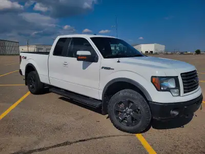 2012 it has 225 000 km, 5.0 l It's in good condition some rust builds up around the tire and the bot...