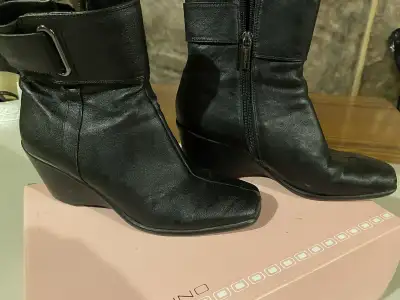 Womens boots size 7.5 (pls read all) , View more