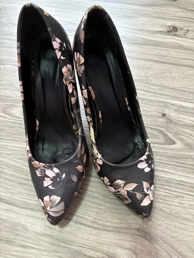 Le château women’s heels shoes chaussures talons femmes  in Women's - Shoes in City of Montréal - Image 2