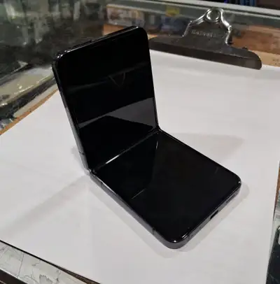 SAMSUNG GALAXY Z FLIP 5 5G 8GB RAM & 256GB ROM **WINTER SALE !! Sale Price: 369.99+tax -------------...
