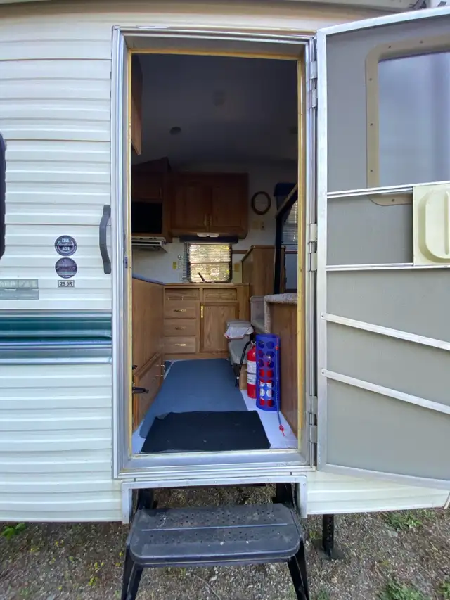 5TH WHEEL TRAILER FOR SALE OR RENT , DAILY / WEEKLY OR MONTHLY in Travel Trailers & Campers in Campbell River - Image 7