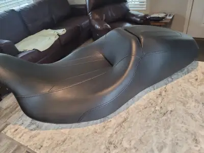 Brand new street glide seat. Only has 100 klms on from the ride home from dealer. Fits touring model...