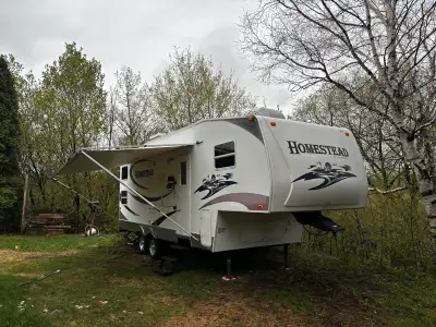 Superbe fifth wheels familial, très propre et non fumeur, énormément de rangements, air climatisé, b...