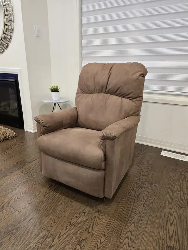 Lazboy Rocker Recliner Chair in Chairs & Recliners in Oshawa / Durham Region - Image 3