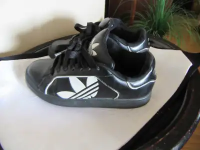 Runners Adidas Ladies 6.1/2  or Men's size 5 1/2, View more