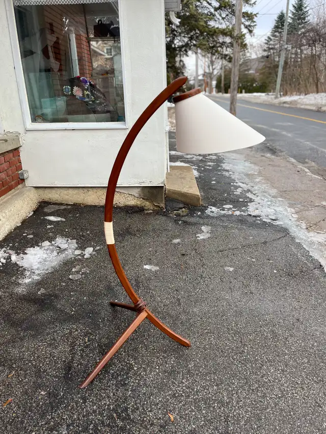 Lampe sur pied vintage en teck danois MCM Teak Bow Arc Lamp in Indoor Lighting & Fans in City of Montréal - Image 9