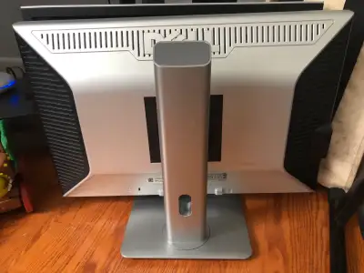 2 monitors and stands in great shape with cables to plug $130 for both screens 2 écrans avec support...