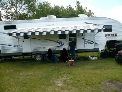 Camper 2011 Puma 356QLB (Toy-hauler). 36 feet long. Fresh water tank (100gal), grey water tank (42ga...