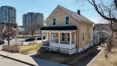 3 BED 2 BATH FOR RENT PRIME UPTOWN WATERLOO W/ 2 PARKING SPOTS!!