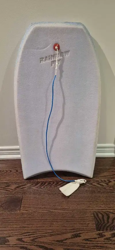 Dimensions are 34" x 19" With leash