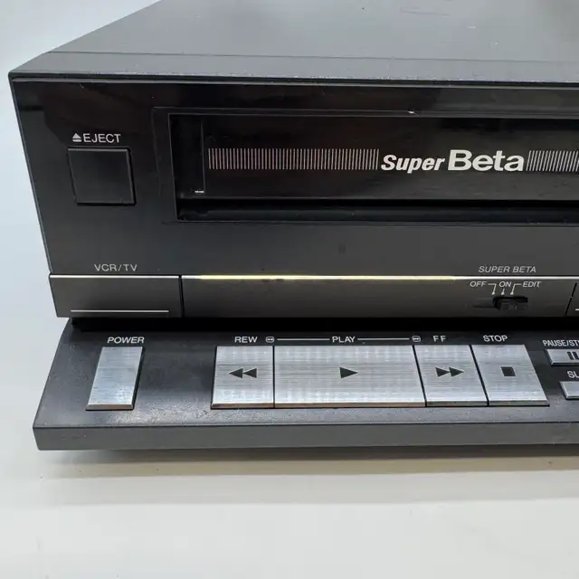 Sanyo VCR 4035 SuperBeta Betamax Video Cassette Recorder in General Electronics in City of Toronto - Image 3