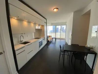 Downtown condo at 15 Grenville (Yonge/College) 1 bedroom + 1 den - 40+th level, great view (lake Ont...