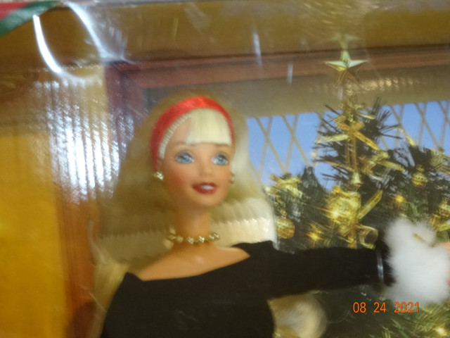 Barbie Gift SEt, 3 dolls, Holiday Sisters, 1998.Special ed. nfrb in Toys & Games in Kelowna - Image 3