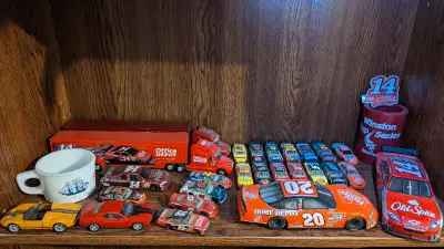1:64 scale cars include: Jimmie Johnson 2009 Jeff Gordon (2008 & 2009 Dupont cars) Kyle Busch 2009 D...