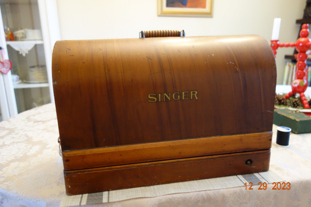 Antique Singer Sewing Machine in Other in Kingston - Image 4